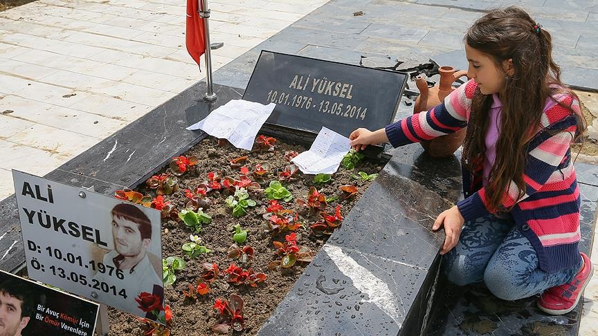 soma maden faciasinda babasini kaybeden betul yuksel babasinin mezarinda verdigi sozu selcuk bayraktarin destegiyle dOi7FfK6