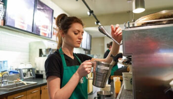 starbucks abd ve kanadada yuzlerce magazasini kapatacak yaklasik 900 calisaniyla yollarini ayiracak uZBU9SHj