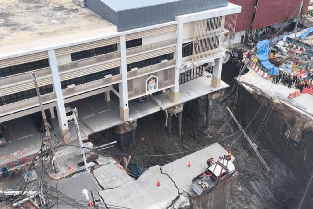 taylandin baskenti bangkokta yolun cokmesi sonucu 50 metre derinliginde cukur olustu ntj4YtTE