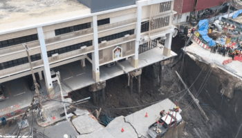 taylandin baskenti bangkokta yolun cokmesi sonucu 50 metre derinliginde cukur olustu ntj4YtTE