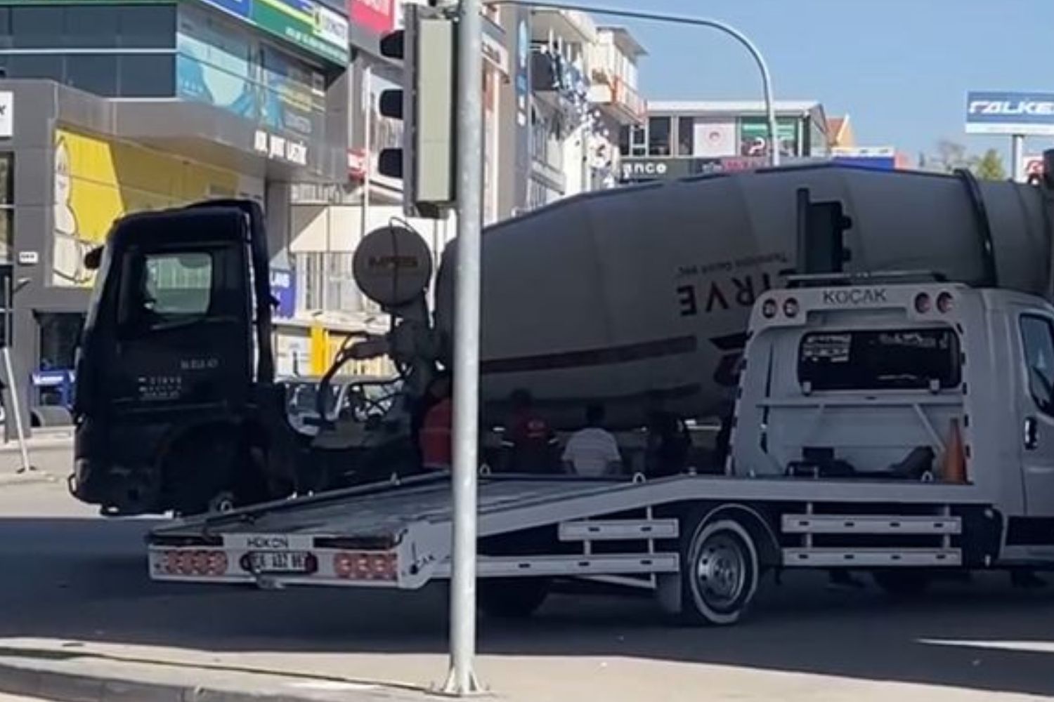 trafik isiklarinda yolun karsina gecmeye calisan yayaya beton mikseri carpti 0 FIpnk4Ee