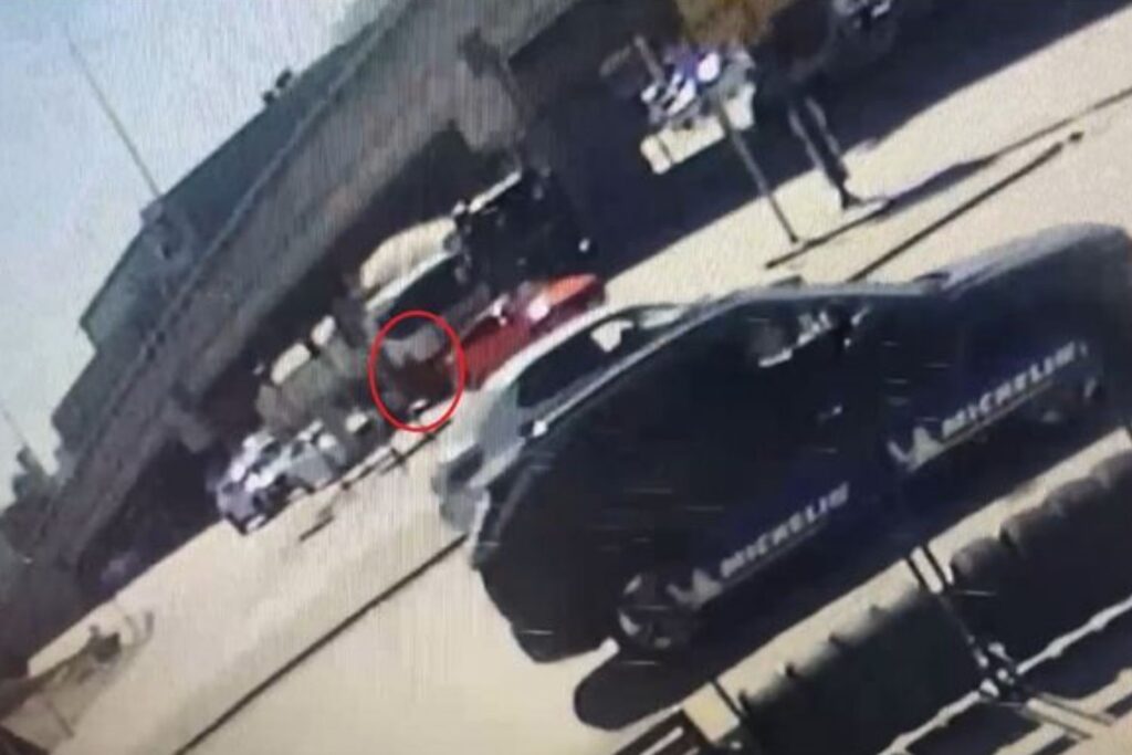 trafik isiklarinda yolun karsina gecmeye calisan yayaya beton mikseri carpti SJWQP8tm