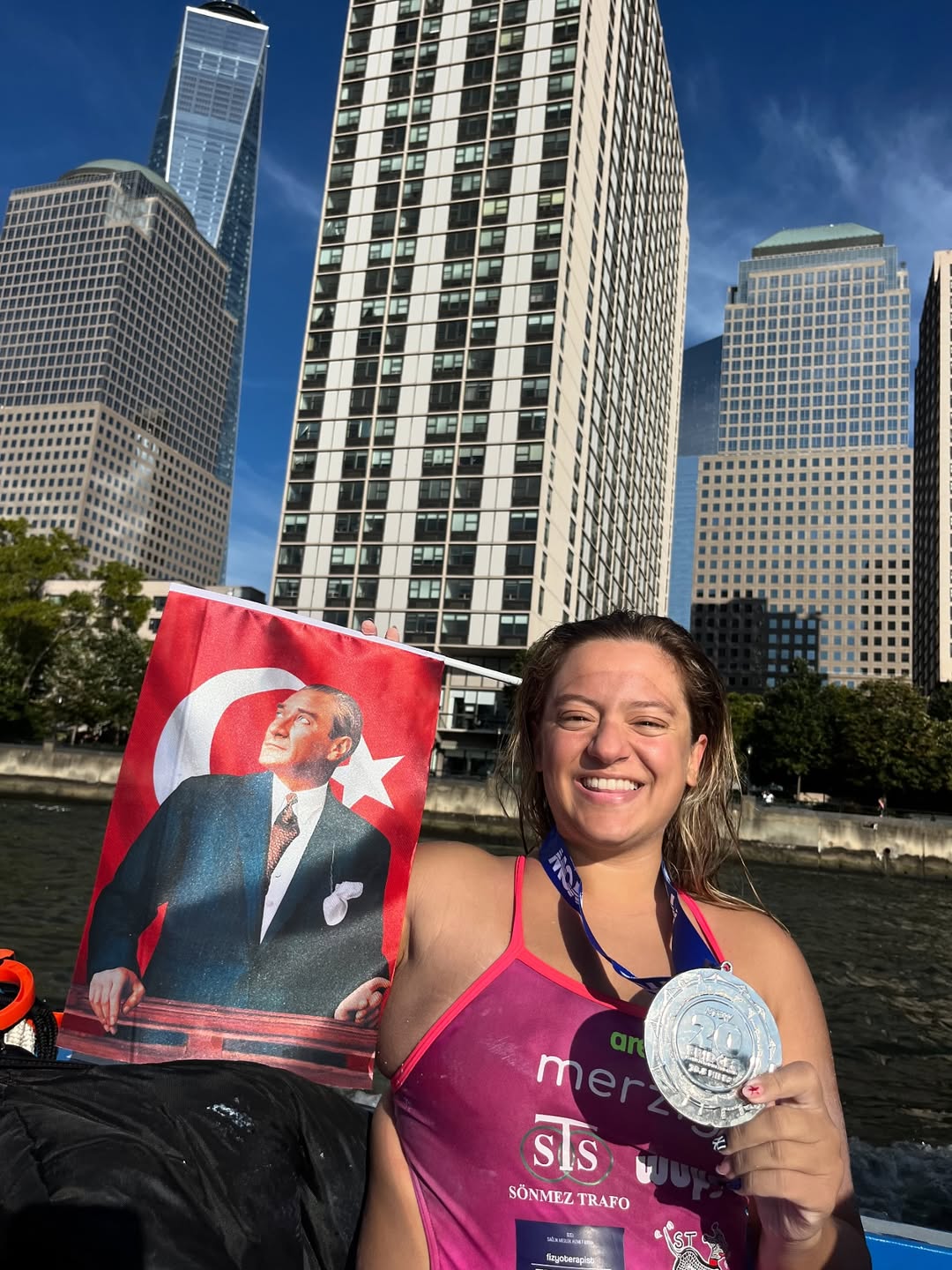 turk yuzuculer ece demir ve cagatay kalkanci 48 kilometrelik manhattan 20 bridges parkurunu tamamlayarak WbfGT3ze