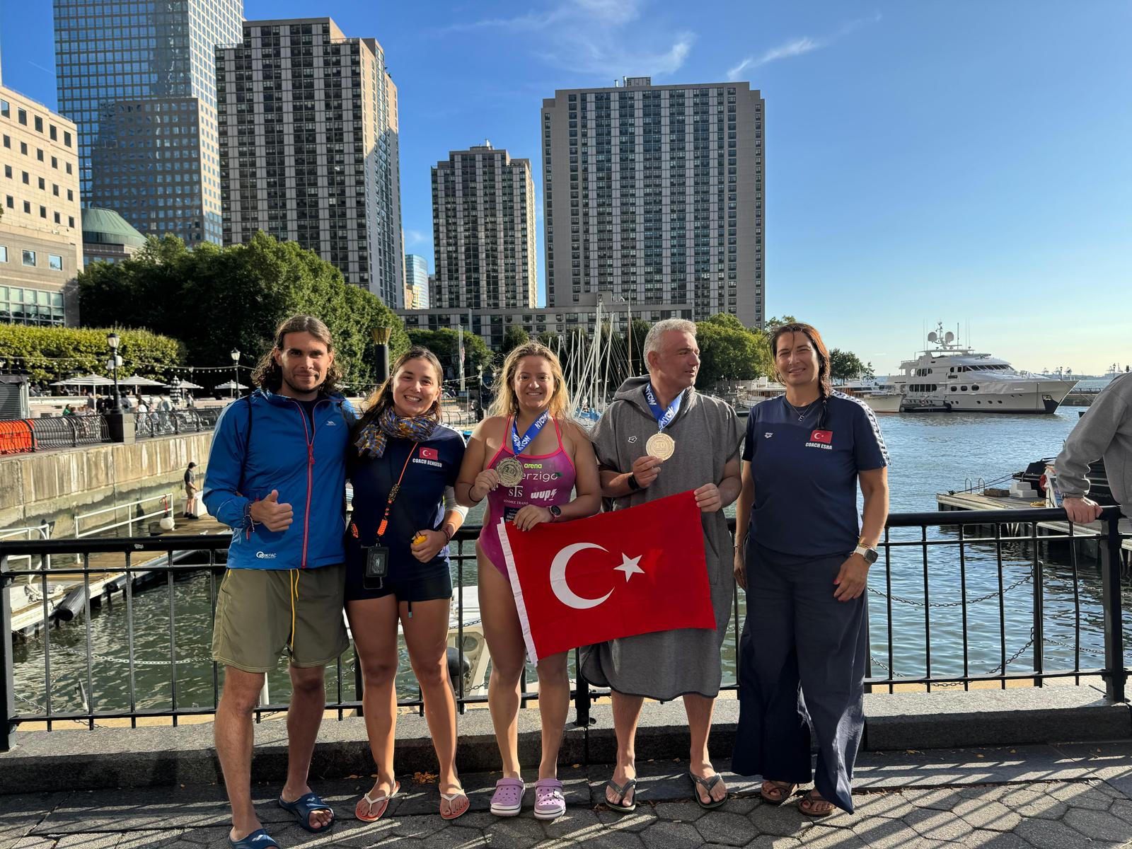 turk yuzuculer ece demir ve cagatay kalkanci 48 kilometrelik manhattan 20 bridges parkurunu tamamlayarak