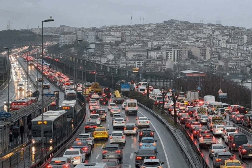 yagmur yagdi istanbulda trafik kilitlendi tttTKdgi