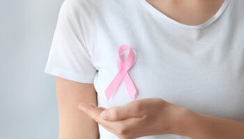 yapilan arastirmaya gore ilk mamografi randevusuna gitmemenin meme kanserinden olum riskini yuzde 40 artirdigini flfDMXUw