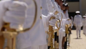 yunan ordusunda askeri okulkrizi maas artislarina ragmen kontenjanlar bos kaliyor etIZkxxu