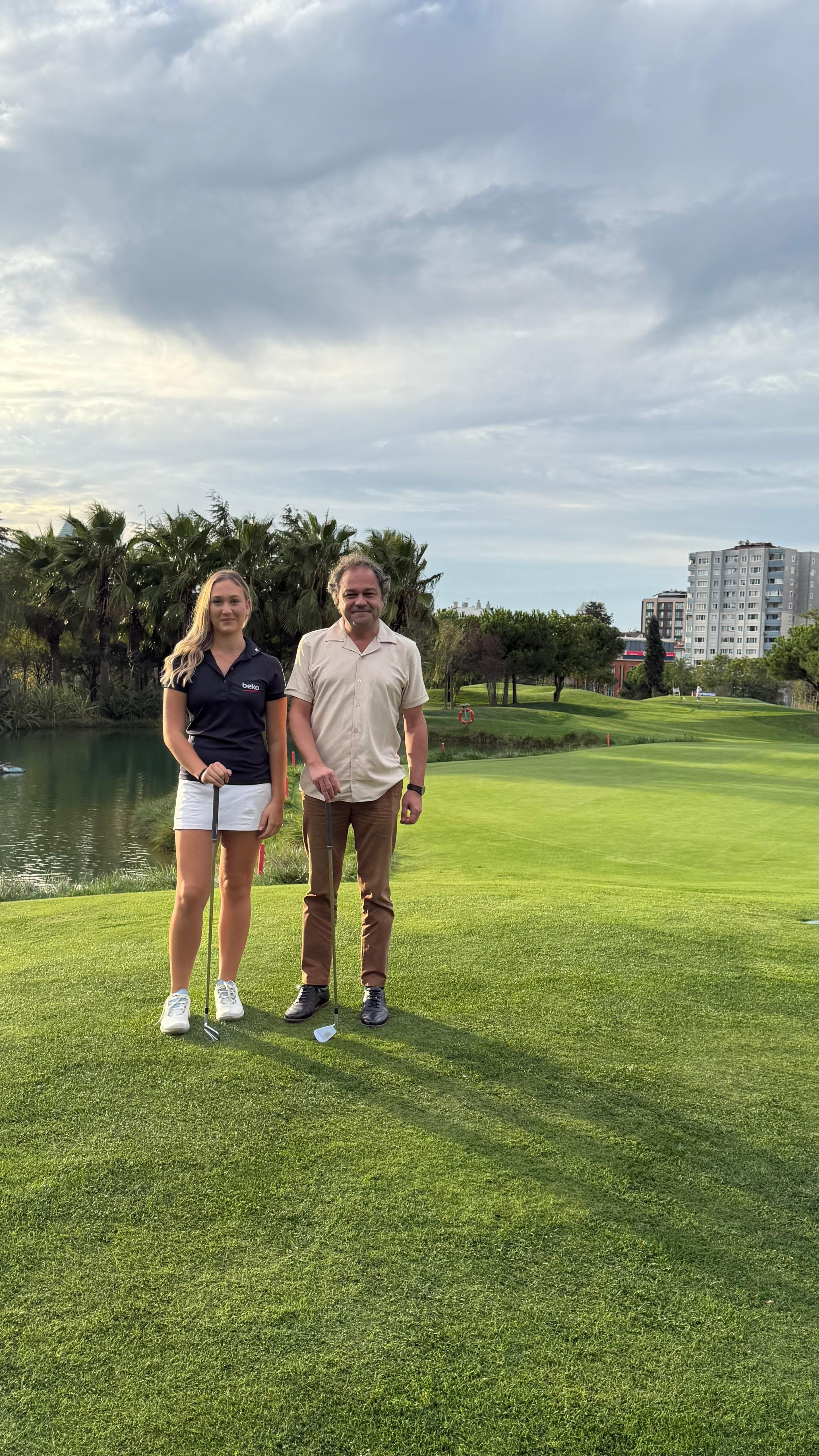 94 yasindaki rahmi koc ile 16 yasindaki deniz sapmazin ilham veren golf dostlugunun hikayesi