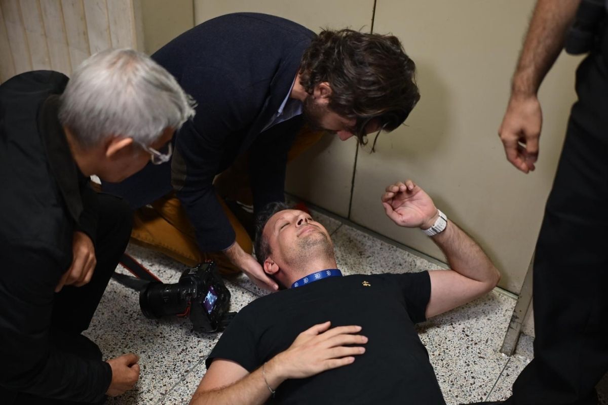 abdde icenin sert mudahalesi sonucu turk gazeteci vural elibol yaralandi 0 KCagIgHS