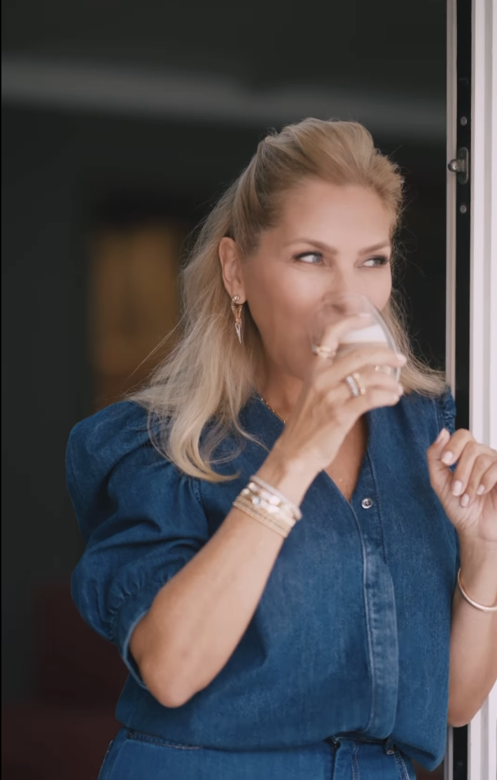 arzu sabancidan reklam surprizi kahve makinesinin tanitim filminde oynadi 2 B1FnQAQl