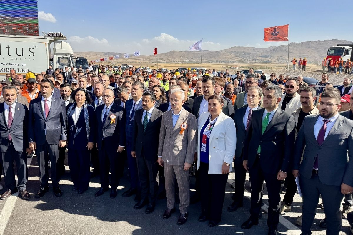 bakan uraloglu kirsehirde 3 kara yolu projesinin acilisini yapti 0 7fXu6HCB