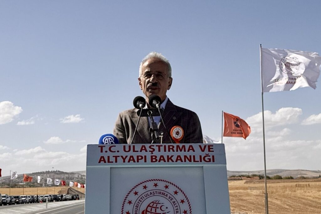 bakan uraloglu kirsehirde 3 kara yolu projesinin acilisini yapti gc4CnChw