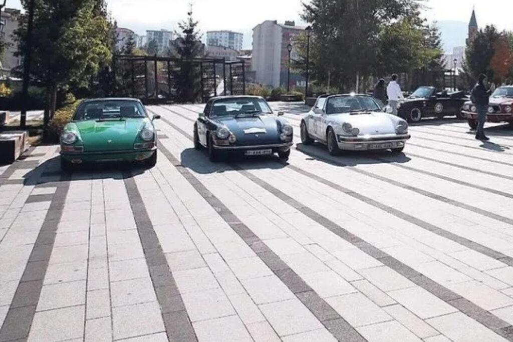 belcikali klasik otomobil sahipleri azerbaycan ve gurcistan turunun ardindan erzurumdan turkiye gezisine basladi lsWsMSuN