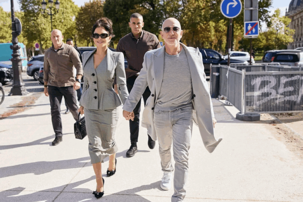 bezos cifti paris moda haftasinda gri kiyafetleri ile dikkatleri uzerlerine cekti CWpvZzkI