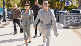 bezos cifti paris moda haftasinda gri kiyafetleri ile dikkatleri uzerlerine cekti CWpvZzkI