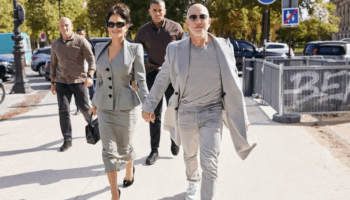 bezos cifti paris moda haftasinda gri kiyafetleri ile dikkatleri uzerlerine cekti CWpvZzkI