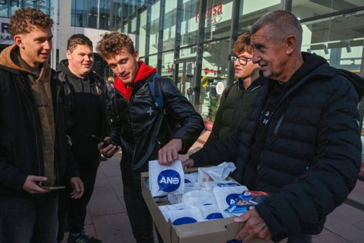 cekya secimlerini secmenlere donut dagitan eski basbakan ve milyarder andrej babis kazandi 2 ZBgcw4WJ