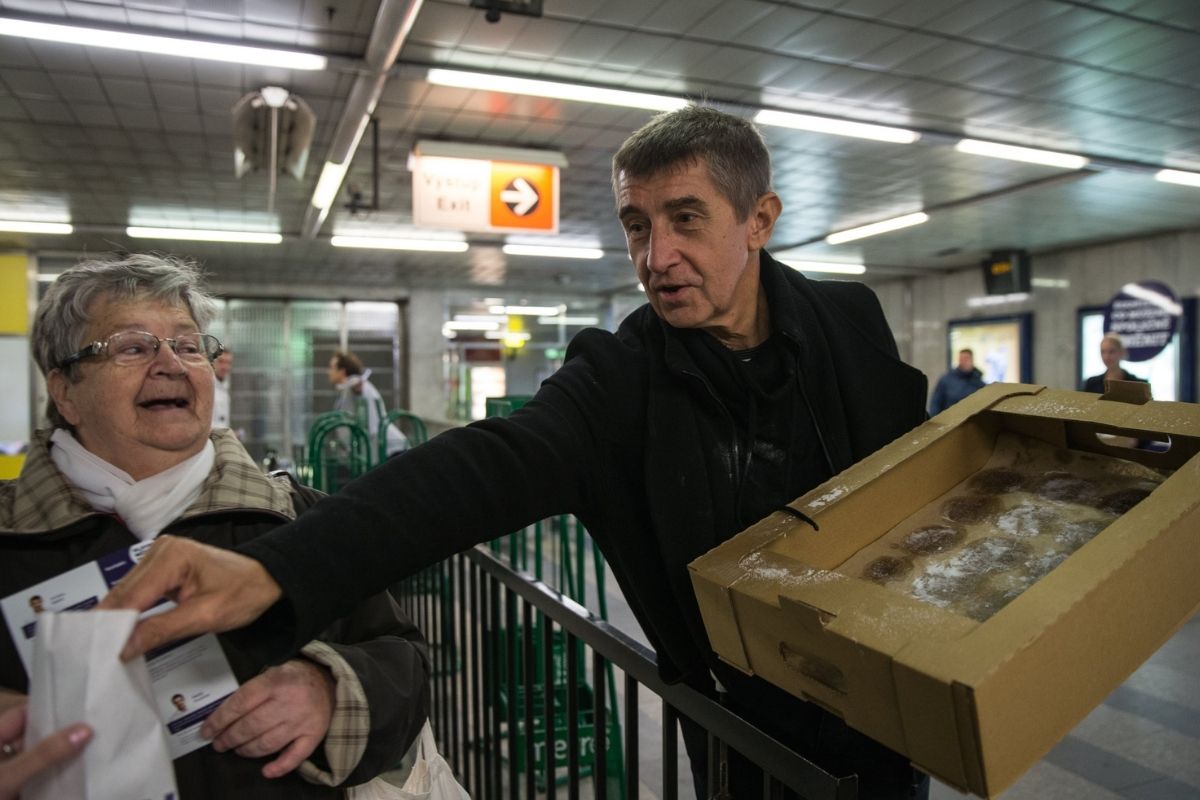 cekya secimlerini secmenlere donut dagitan eski basbakan ve milyarder andrej babis kazandi 3 Lsfg2r22