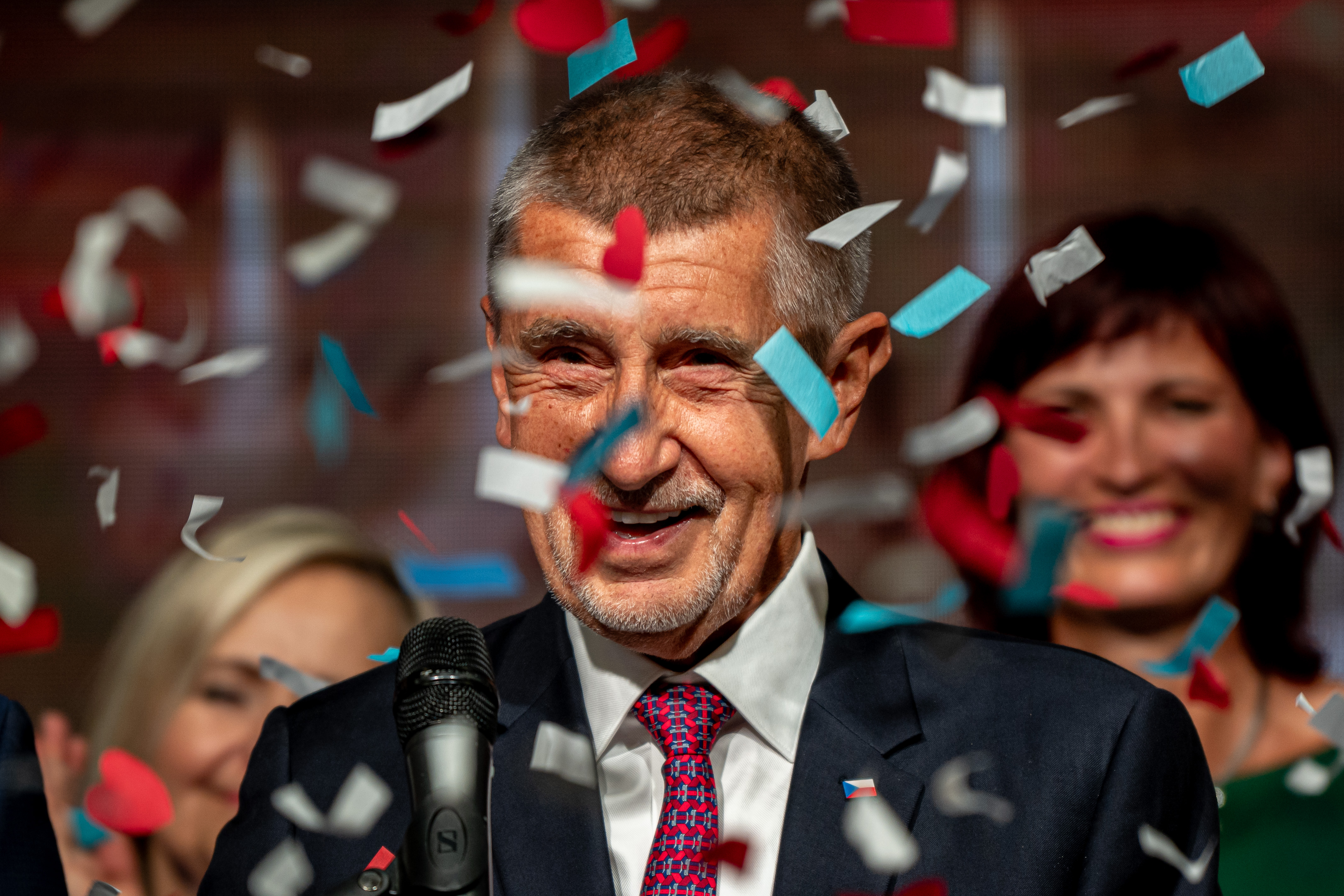 cekya secimlerini secmenlere donut dagitan eski basbakan ve milyarder andrej babis kazandi 4 fRkLbda5