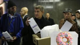 cekya secimlerini secmenlere donut dagitan eski basbakan ve milyarder andrej babis kazandi 4cLGu9Ri