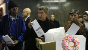 cekya secimlerini secmenlere donut dagitan eski basbakan ve milyarder andrej babis kazandi 4cLGu9Ri