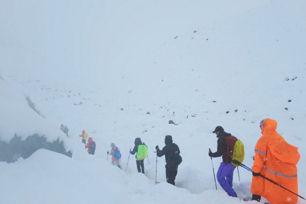 everest daginda kar firtinasi nedeniyle mahsur kalan yuzlerce kisi icin kurtarma calismalari suruyor zwFJXTqG