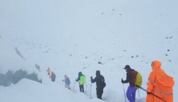 everest daginda kar firtinasi nedeniyle mahsur kalan yuzlerce kisi icin kurtarma calismalari suruyor zwFJXTqG