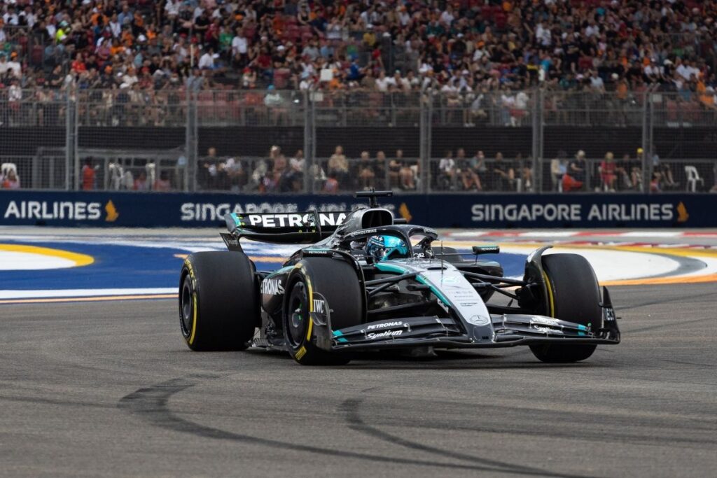 formula 1 dunya sampiyonasi singapur grand prixsinde pole pozisyonu russellin mZEMGRXT