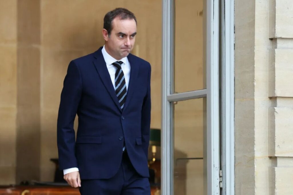 fransada dun hukumeti kuran basbakan sebastien lecornu istifa ettigini acikladi 5LRsp7EZ