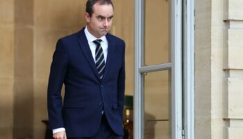 fransada dun hukumeti kuran basbakan sebastien lecornu istifa ettigini acikladi 5LRsp7EZ