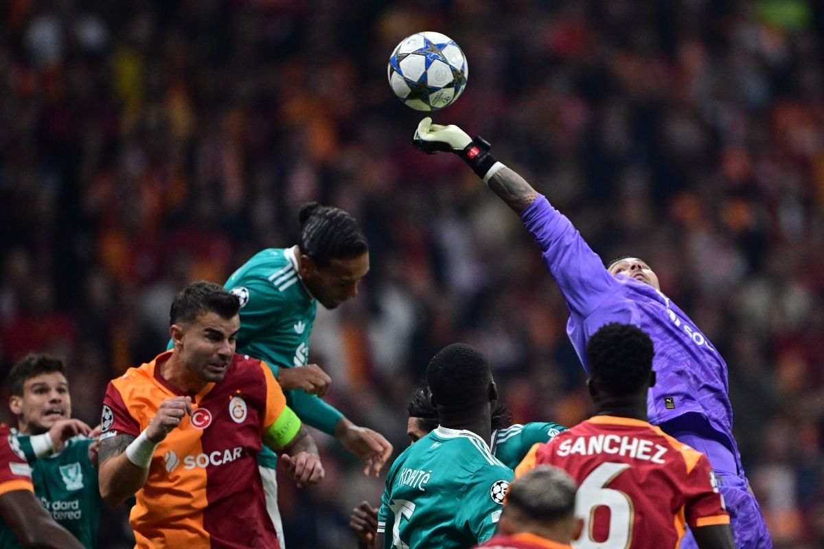 galatasarayin kalecisi ugurcan cakir sampiyonlar liginde haftanin 11ine secildi 0 WgTWGYAg
