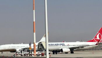 israilden alinan turk ve diger ulke vatandasi onlarca aktivisti tasiyan thy ucagi havalandi vNROzjUT