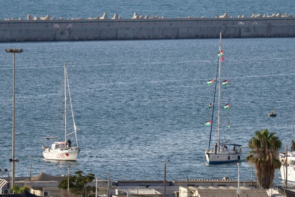 israilin alikoydugu filodaki tekneler asdod limanina goturuluyor gozaltina alinanlar arasinda nelson mandelanin torunu da 3bWCMMgz