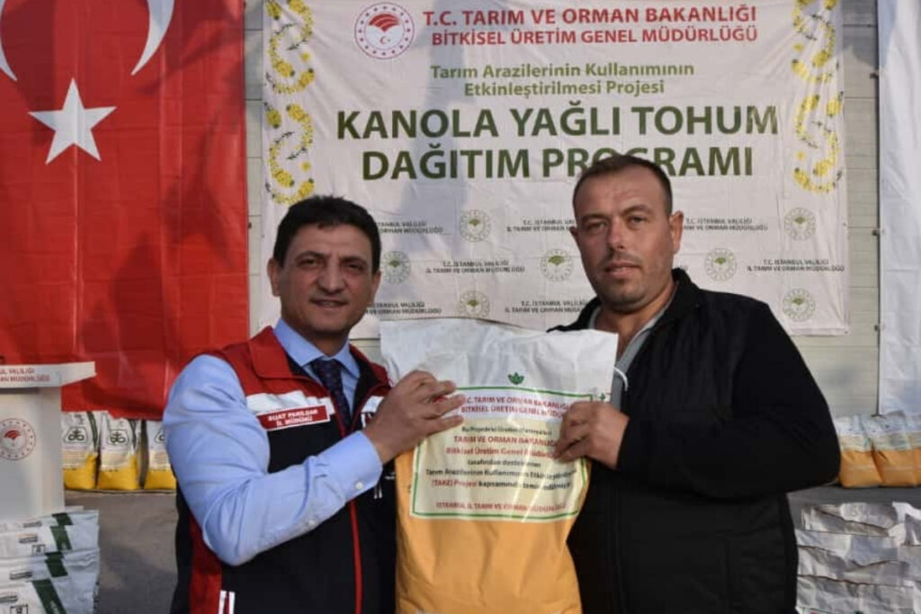 istanbul il tarim ve orman mudurlugu istanbullu ciftcilere kanola tohumu dagitti OQLPJQMp