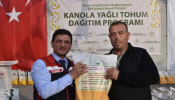 istanbul il tarim ve orman mudurlugu istanbullu ciftcilere kanola tohumu dagitti OQLPJQMp