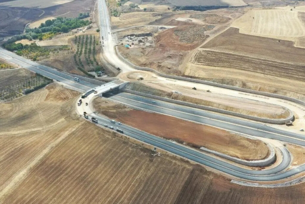 kirsehir kamanda 3 kara yolu projesi tamamlandi 27 milyar liralik yatirim ulasimi hizlandiracak 9AigNkgX