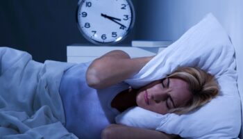 kucuk evlerde yasayan ve uzun mesafeli ise giden kisilerde uykusuzluk riski daha fazla nIyYsBAp