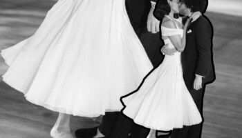 muzik yapimcisi benny blanco ile dunyaevine girmisti selena gomezden dugunde ciplak ayakli dans GEX9TC2f