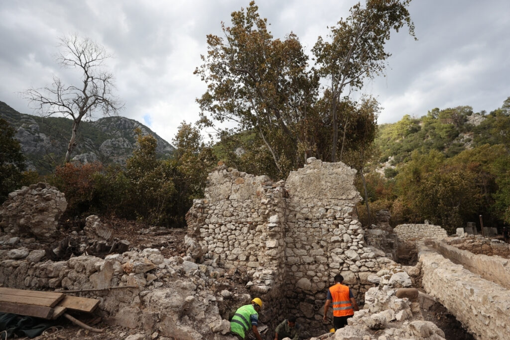 olympos antik kentinde bizans donemine ait piskopos konutunun 200 metrekarelik hamami gun yuzune cikarildi PIyTRxgP