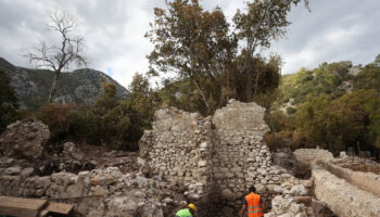 olympos antik kentinde bizans donemine ait piskopos konutunun 200 metrekarelik hamami gun yuzune cikarildi PIyTRxgP