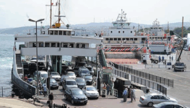 Sirkeci'de arabalı vapur başka bir vapura ve iskeleye çarptı 1 sirkecide arabali vapur baska bir vapura ve iskeleye carpti vGrbDIhr