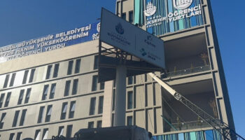 sislide kizogrencilerin kaldigi yurt binasina devrilenvincin kolu duvarin bir kismini yikarak iceri girdi 84ys7QgK