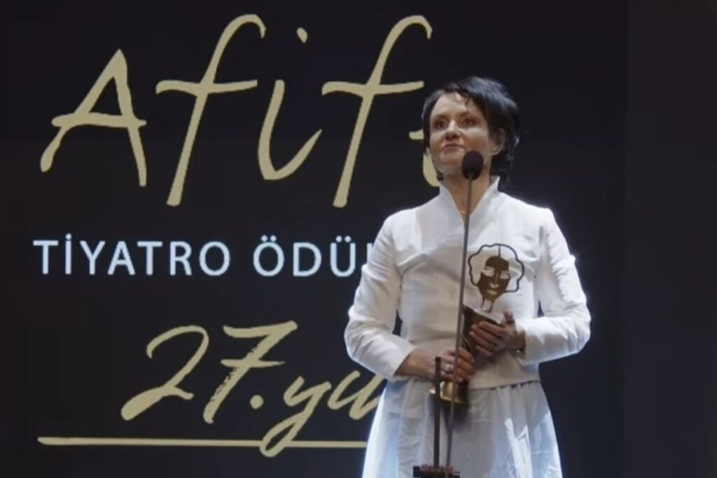 yapi kredi afife tiyatro odulleri sahiplerini buldu medea material 5 dalda odul aldi XVGvN6Nv