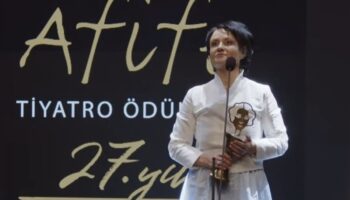 yapi kredi afife tiyatro odulleri sahiplerini buldu medea material 5 dalda odul aldi XVGvN6Nv