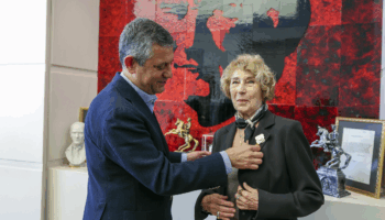 yazar ayse kulin chpye uye oldu rozetini ozgur ozel takti JH9lBrpy