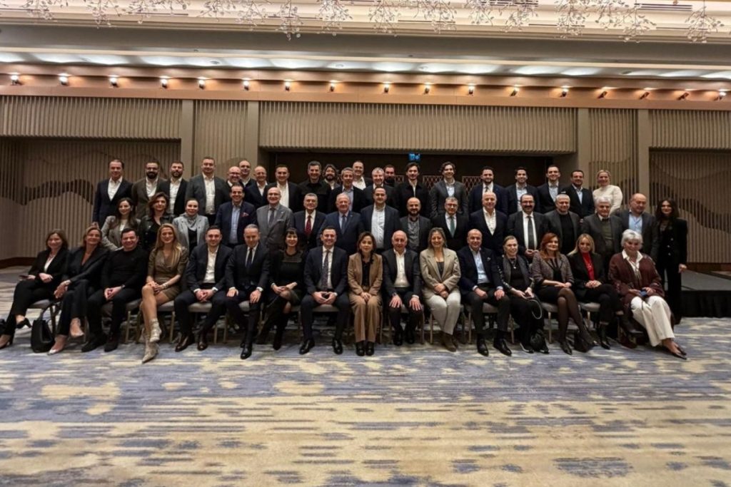 55 patron dost meclisinde bulustu ali kibar ve emine kamisliyi dinledi MnwB6TRy