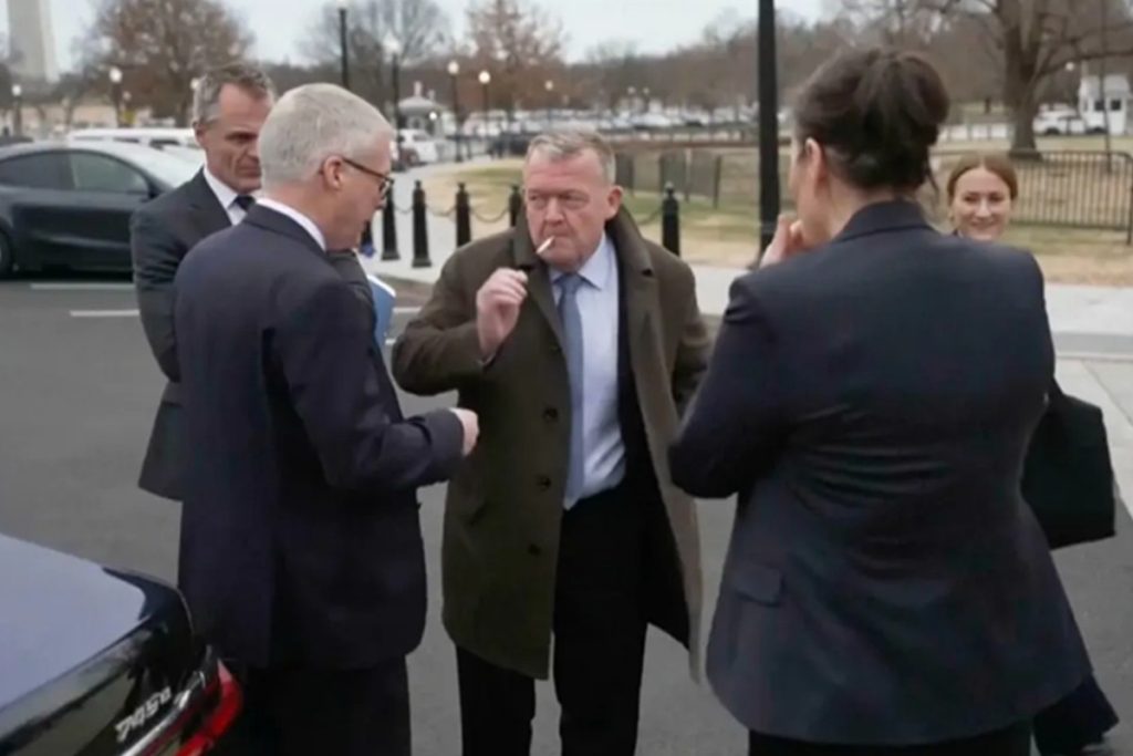 abdde gronland temaslari sonrasi beyaz saray onunde cekilen sigara videosu sosyal medyayi karistirdi PwubjJEk