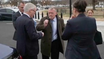 abdde gronland temaslari sonrasi beyaz saray onunde cekilen sigara videosu sosyal medyayi karistirdi PwubjJEk