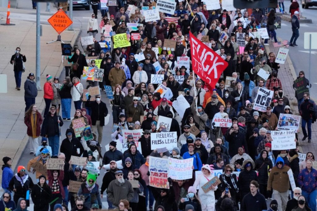 abdde ice polisine tepki olarak duzenlenen protestolarda en az 30 kisi gozaltina alindi tgSgm8uN