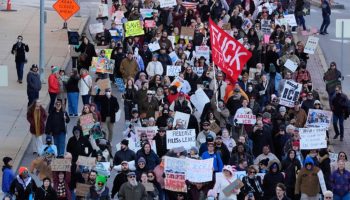 abdde ice polisine tepki olarak duzenlenen protestolarda en az 30 kisi gozaltina alindi tgSgm8uN